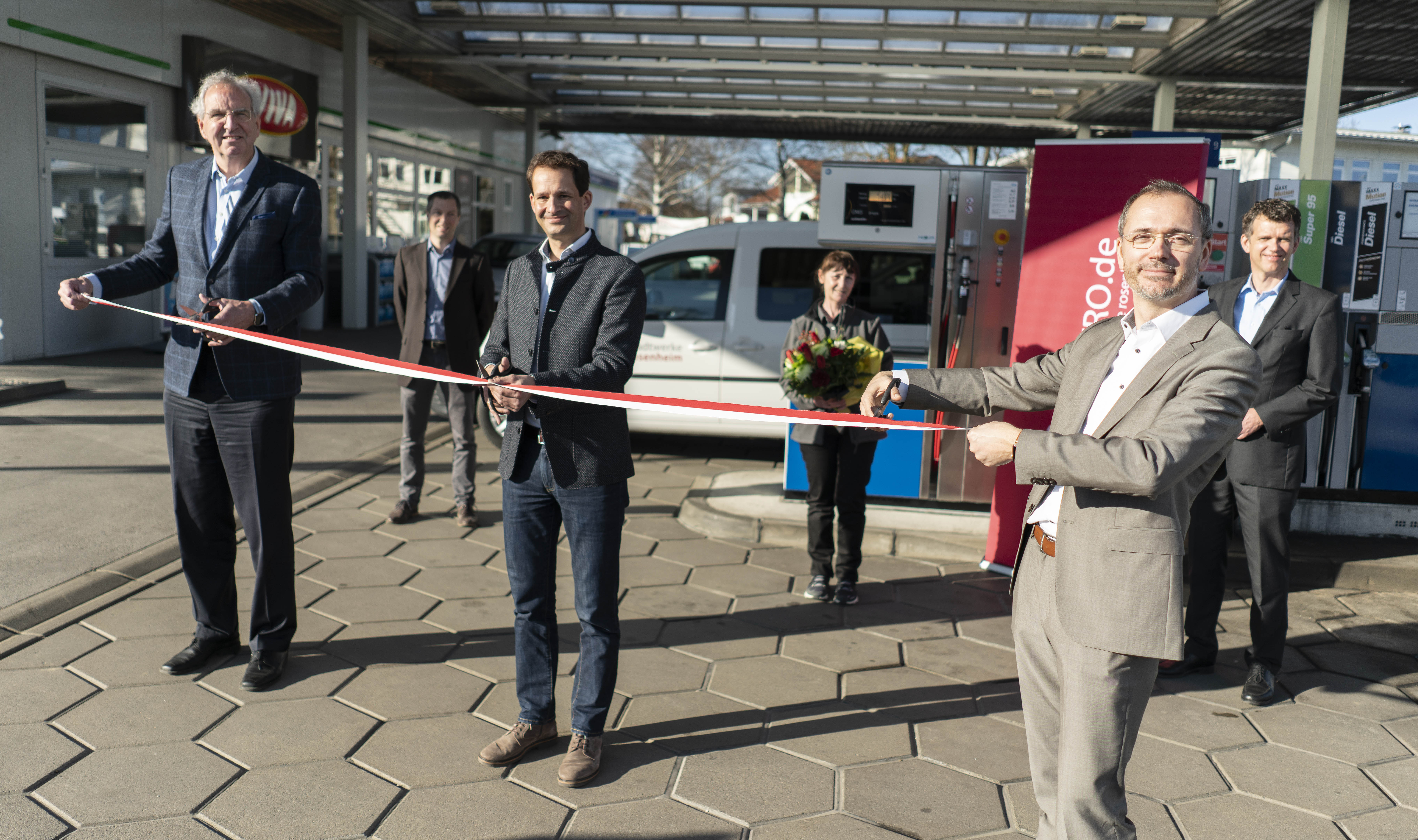 Dr. Götz Brühl (SWRO) - OB Andreas März - Markus Buggisch (Gazprom) im Hintergrund: Heiko Peckmann (SWRO) Ruth Schuster und Oliver Göpfert (OMV)