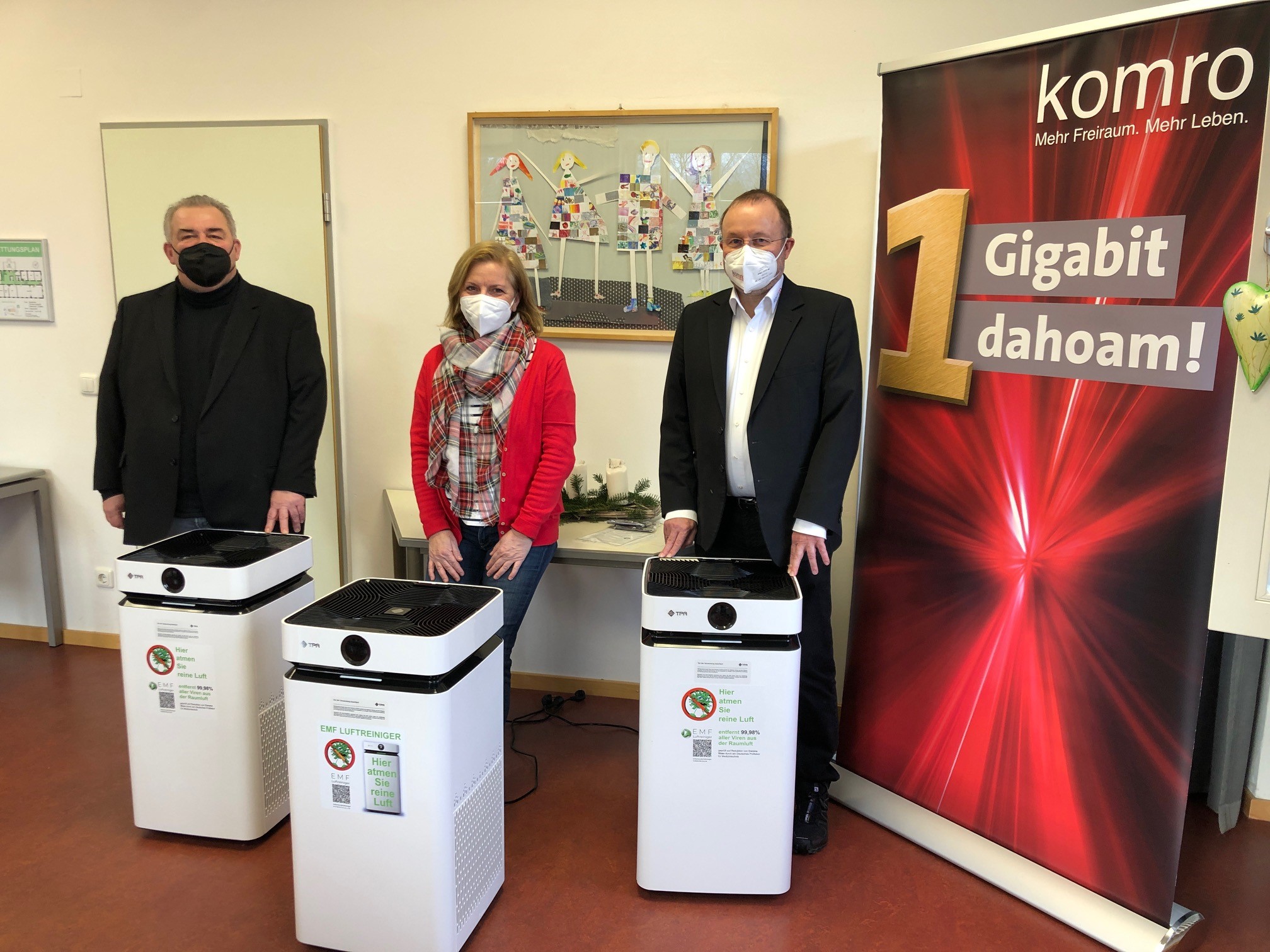 BU: Einrichtungsleiterin Wilhelmine Hansen (mitte) freut sich über die Übergabe der Luftreinigungsgeräte an das Kinderheim durch die Geschäftsführer Holger Jarrath, JARRATH.COM (links) und Gert Vorwalder, komro GmbH (rechts)