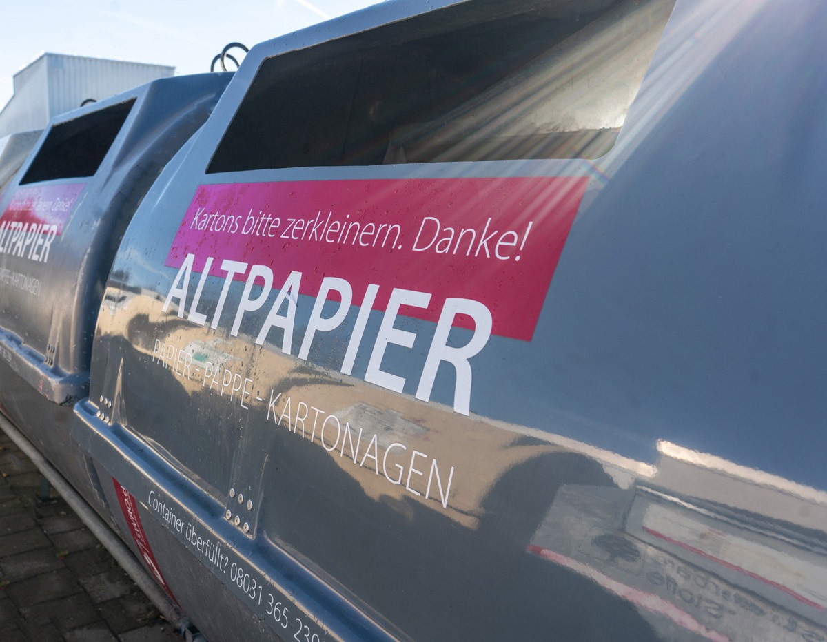 Containerinsel mit Altpapiercontainer