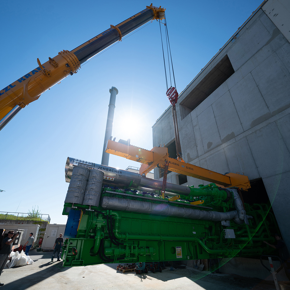 Einbau des Gasmotors per Tieflader in der Oberaustraße