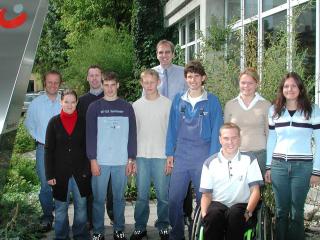 Dr. Brühl mit Azubis (2003)