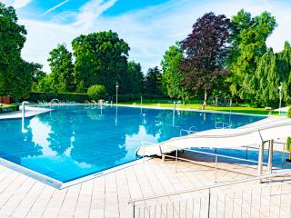 Blick über das Rosenheimer Freibad in Richtung Pool und Liegefläche