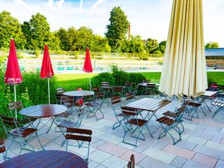 Gastronomiebereich im Rosenheimer Freibad