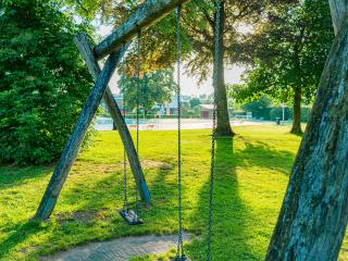Schaukeln in der Wiese im Rosenheimer Freibad