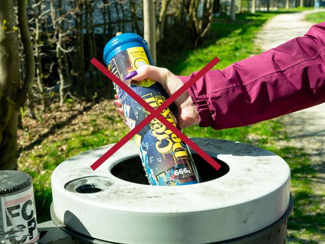 Lachgas wird in Muell im Park geworfen