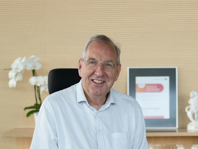 Portrait Dr. Brühl am Schreibtisch