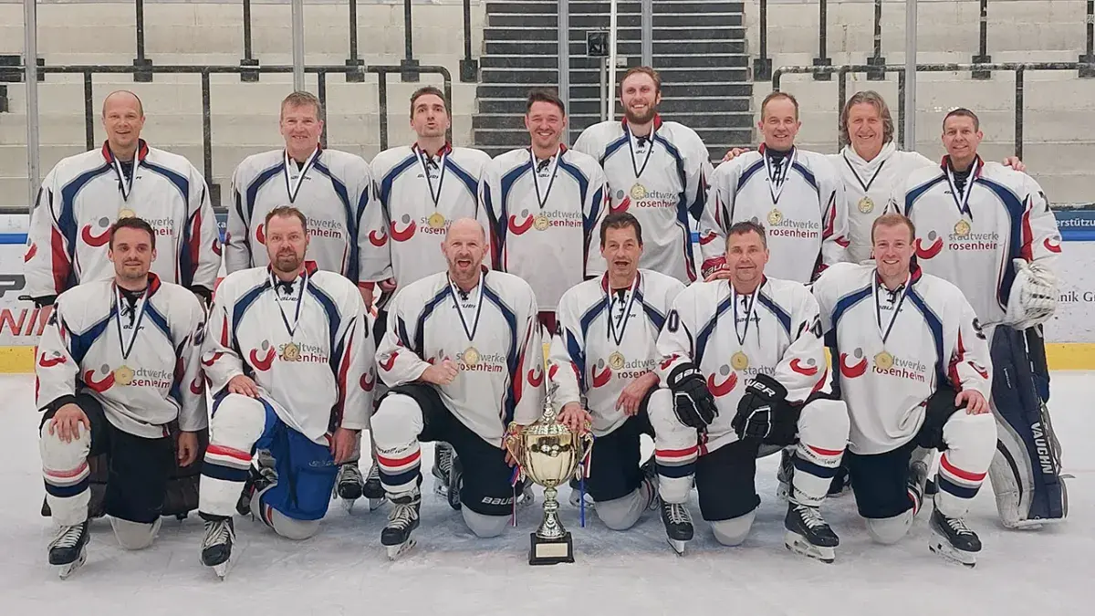 Teamfoto Stadtwerke Rosenheim Eishockeyteam RHL Meister 2026