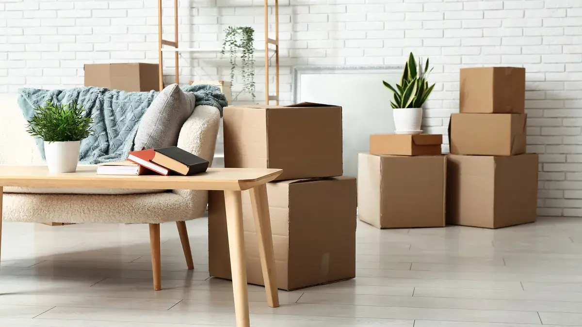 Wohnung mit Möbel und Umzugskisten