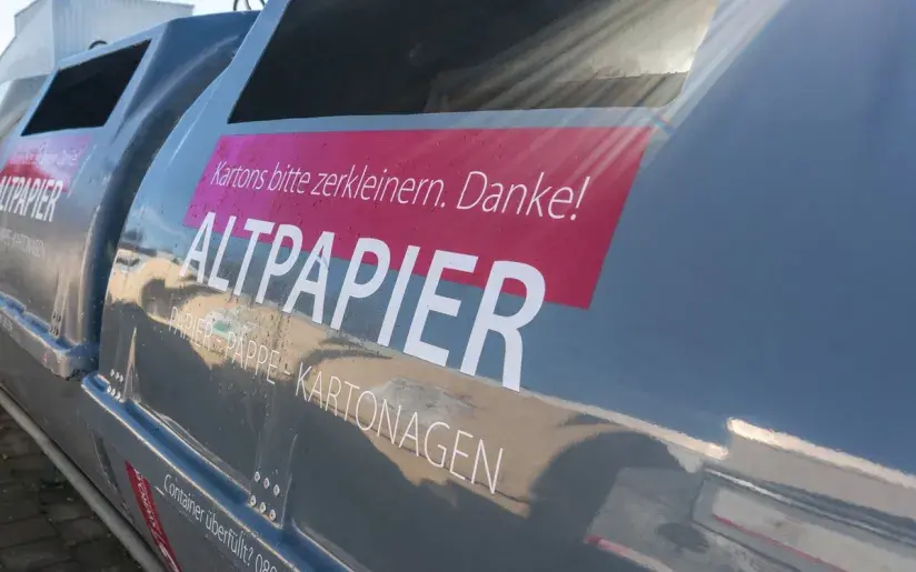 Containerinsel mit Altpapiercontainer