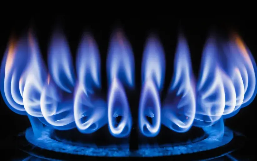 Blaue Erdgasflamme auf einem Gasherd als Symbol für Gaspreise und Energiepreise