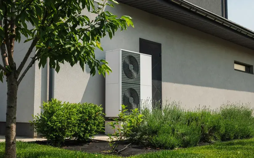 Haus mit Garten und einer Wärmepumpe