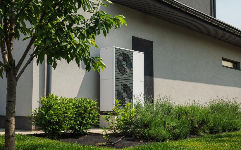 Haus mit Garten und einer Wärmepumpe