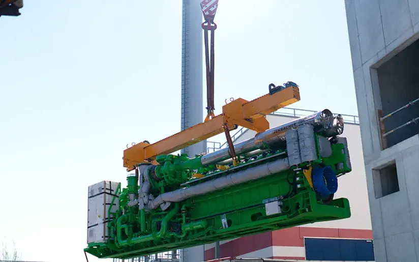 Kran bei der Installation des Gasmotors