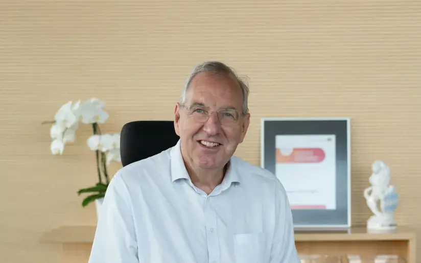 Portrait Dr. Brühl am Schreibtisch