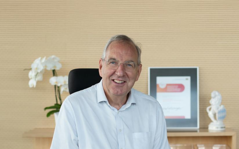 Portrait Dr. Brühl am Schreibtisch