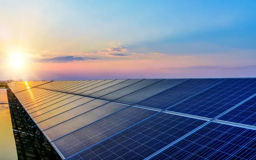 Sonnenuntergang ueber den Solarplatten