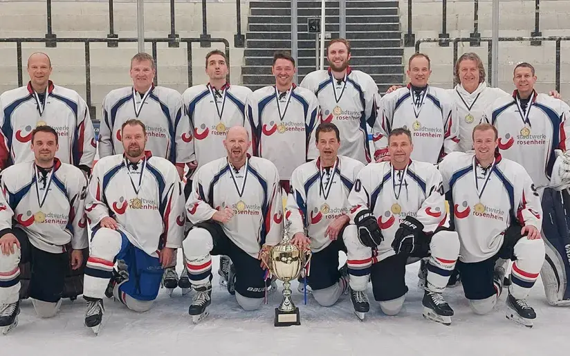 Teamfoto Stadtwerke Rosenheim Eishockeyteam RHL Meister 2026