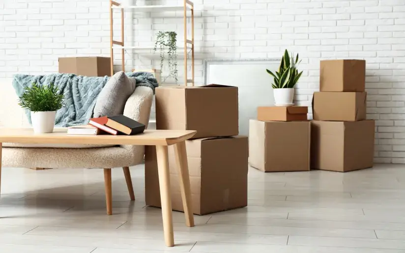 Wohnung mit Möbel und Umzugskisten