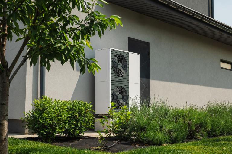 Haus mit Garten und einer Wärmepumpe