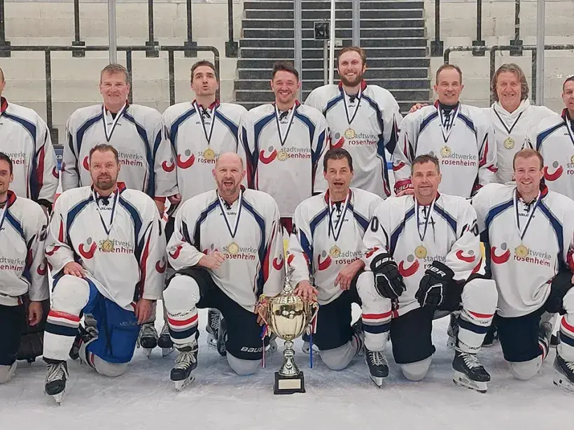 Teamfoto Stadtwerke Rosenheim Eishockeyteam RHL Meister 2026