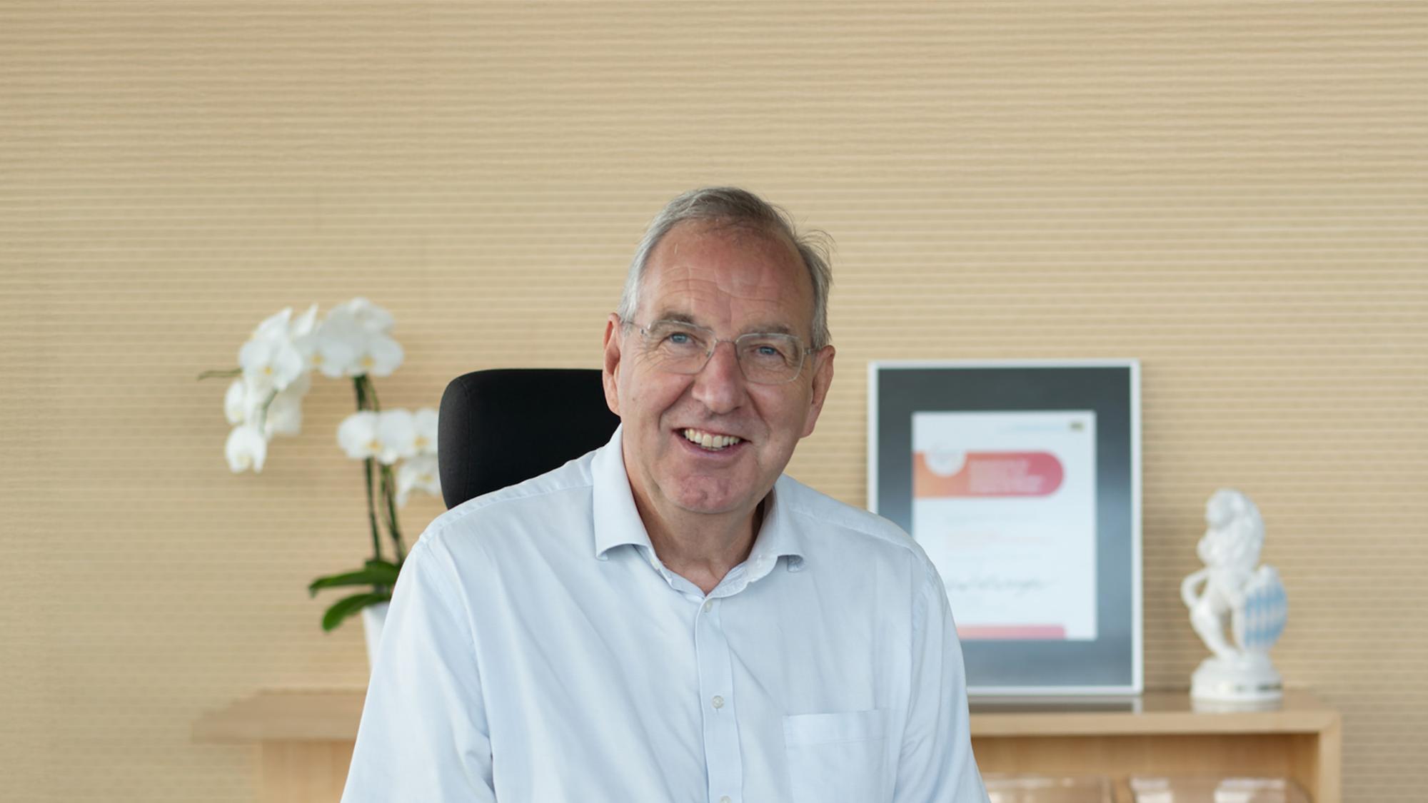 Portrait Dr. Brühl am Schreibtisch