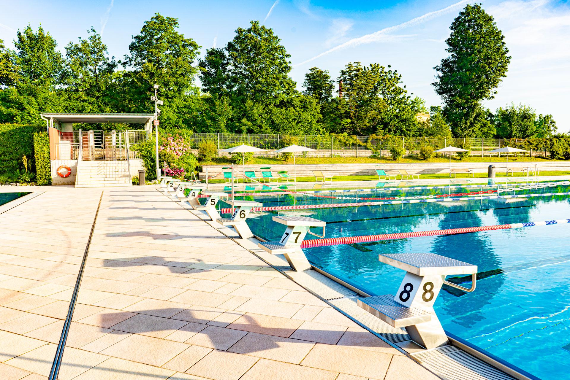 Ansicht zum Eingang und zu den Sprungplattformen im Rosenheimer Freibad