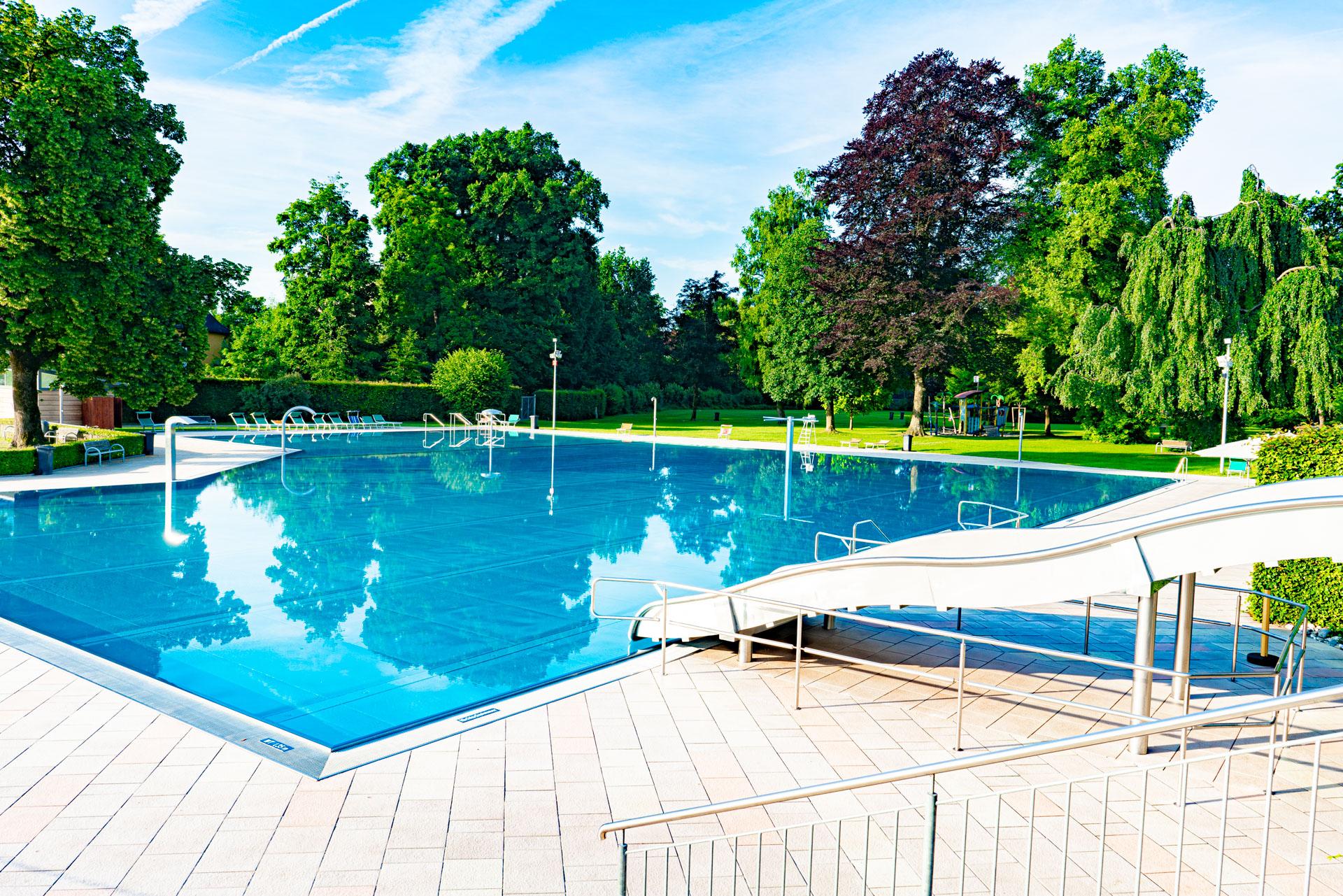 Blick über das Rosenheimer Freibad in Richtung Pool und Liegefläche
