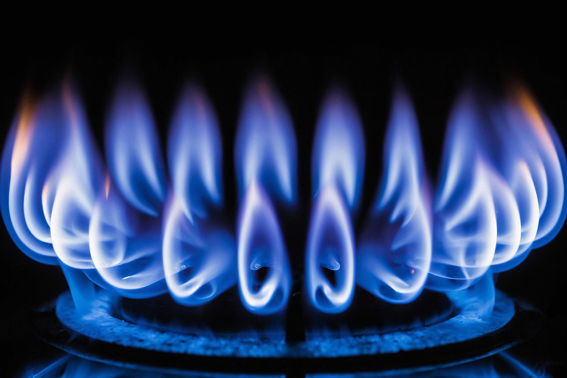 Blaue Erdgasflamme auf einem Gasherd als Symbol für Gaspreise und Energiepreise