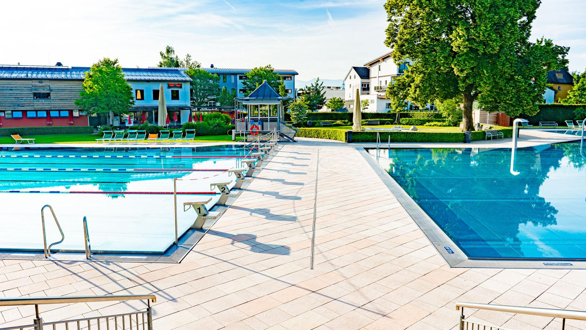 Zentraler Blick vom Eingang auf die Anlage des Rosenheimer Freibads