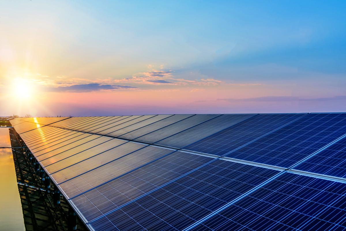 Sonnenuntergang über den Solarplatten