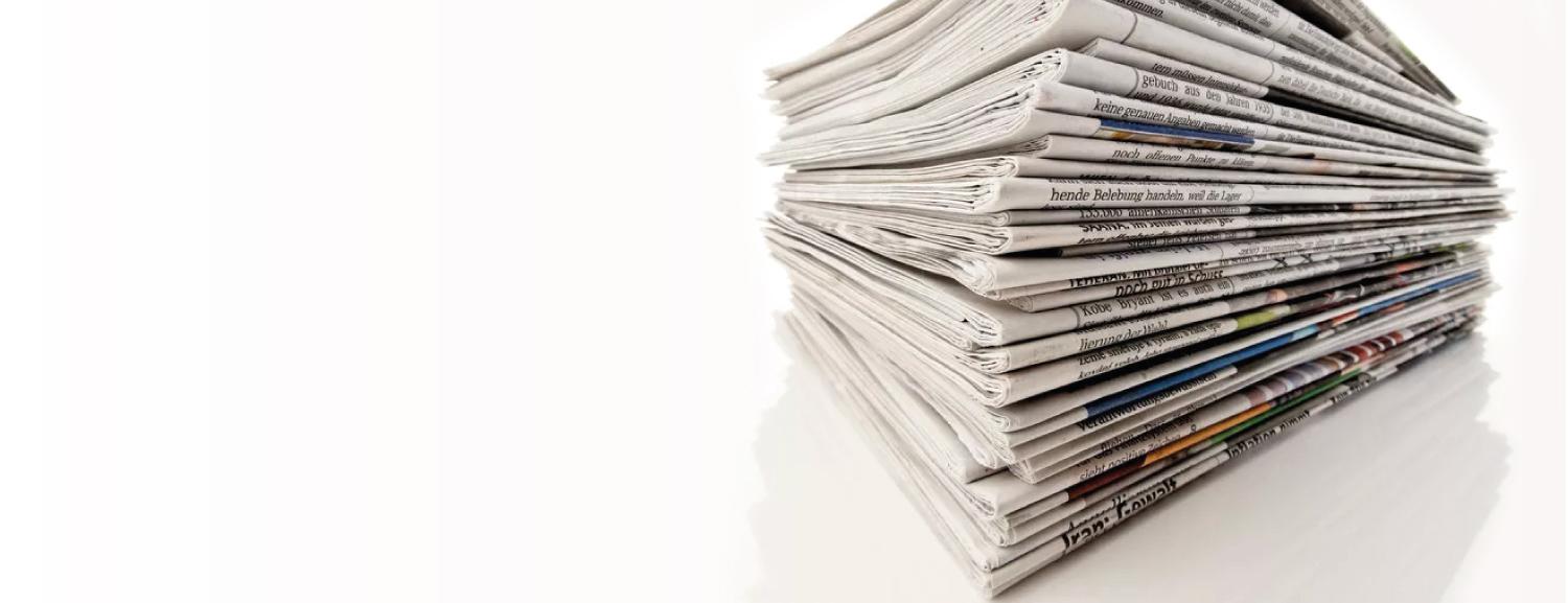 Stapel mit Zeitungen